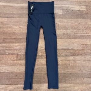 NWT Yelete Women's Grey Seamless Leggings - One Size
 b13